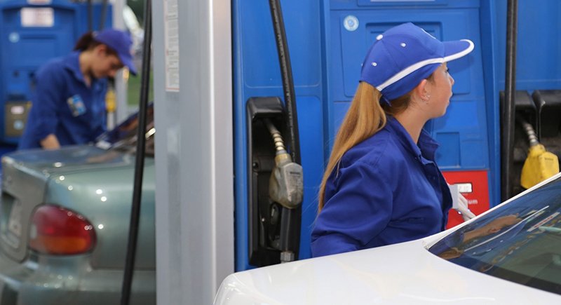 DEROGAN UN IMPUESTO QUE AUMENTABA EL PRECIO DE LOS COMBUSTIBLES